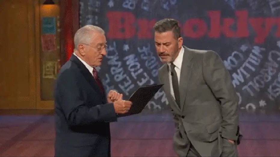 Robert De Niro, atuando como presidente da FCC, xingou Jimmy Kimmel e o ameaçou com um taco de beisebol no programa de …