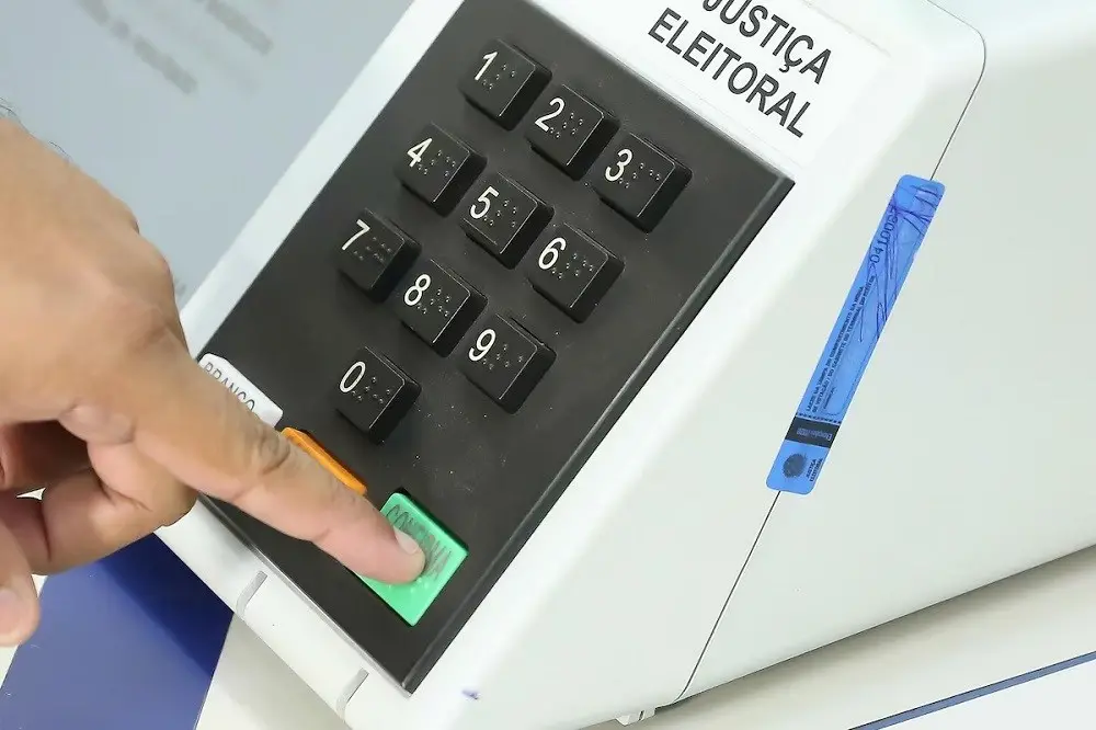 Na votação eleitoral brasileira, o concorrente a cargo público usa o mesmo rito de todo eleitor. Essa igualdade no proc…