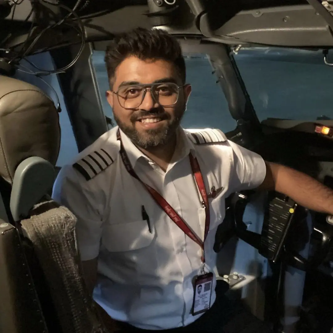 Capt. Smit Machchhar foi esfaqueado pelo copiloto em voo entre Dubai e Tel Aviv. A ação foi necessária para evitar uma …