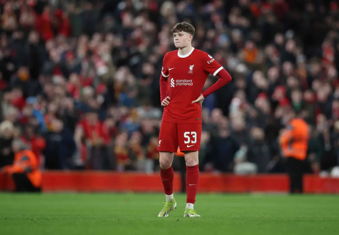 Liverpool, com 18 jogadores em compromissos internacionais, tem o treinador trabalhando com um grupo reduzido. A contin…