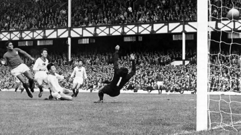 Liverpool, 3 a 2, Coreia do Norte ganhava em 1966. O retorno dessa gravação mostra como o futebol desses tempos era bru…