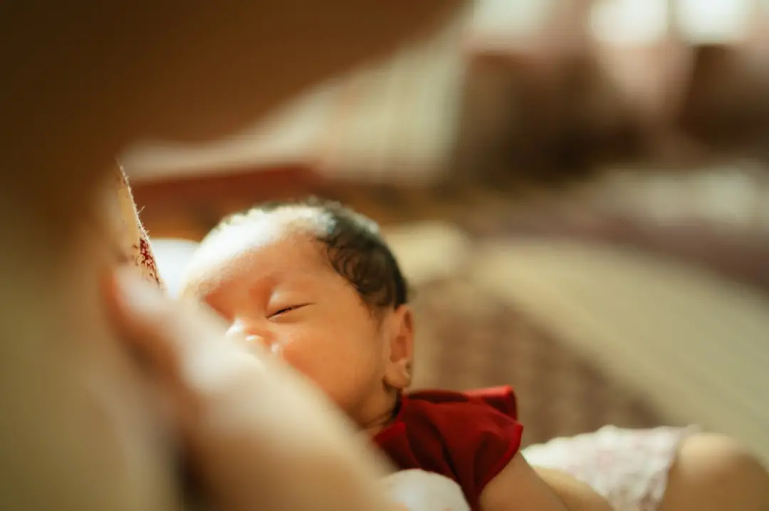 Cem de bebês estudados sugerem que a primeira semana de vida é crucial para o risco futuro de alergia e eczema. Mudança…