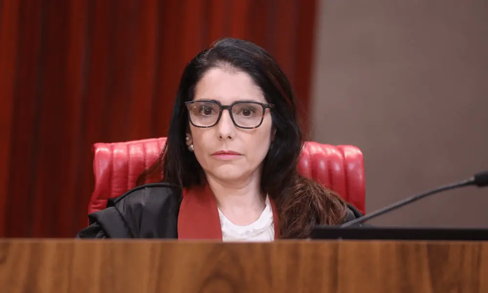 Ministra do TSE Estela Aranha declarou voto em Lula após determinar que a Globo não exiba púlpito vazio no debate. A de…