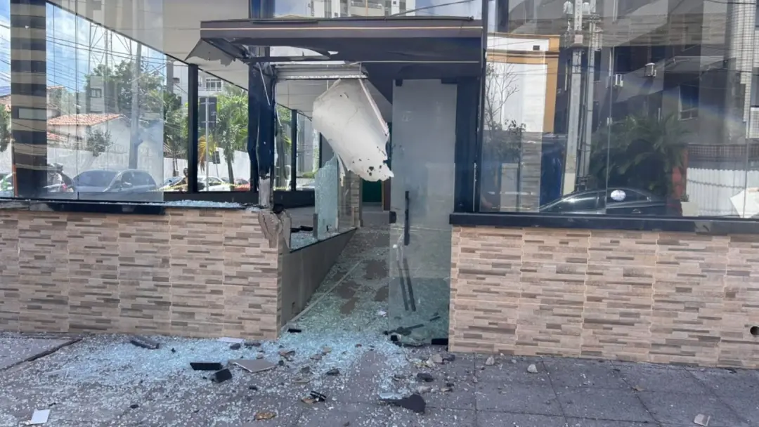 Explosão danifica fachada de restaurante japonês na Rua Frederico Borges, Meireles, em Fortaleza. A caixa deixada na fr…