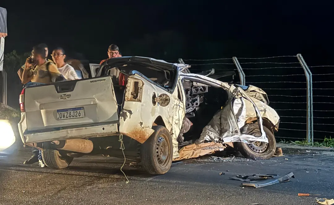 PE-90 no Agreste de Pernambuco. Colisão entre carreta e carro deixou um passageiro morto e o motorista ferido, no distr…