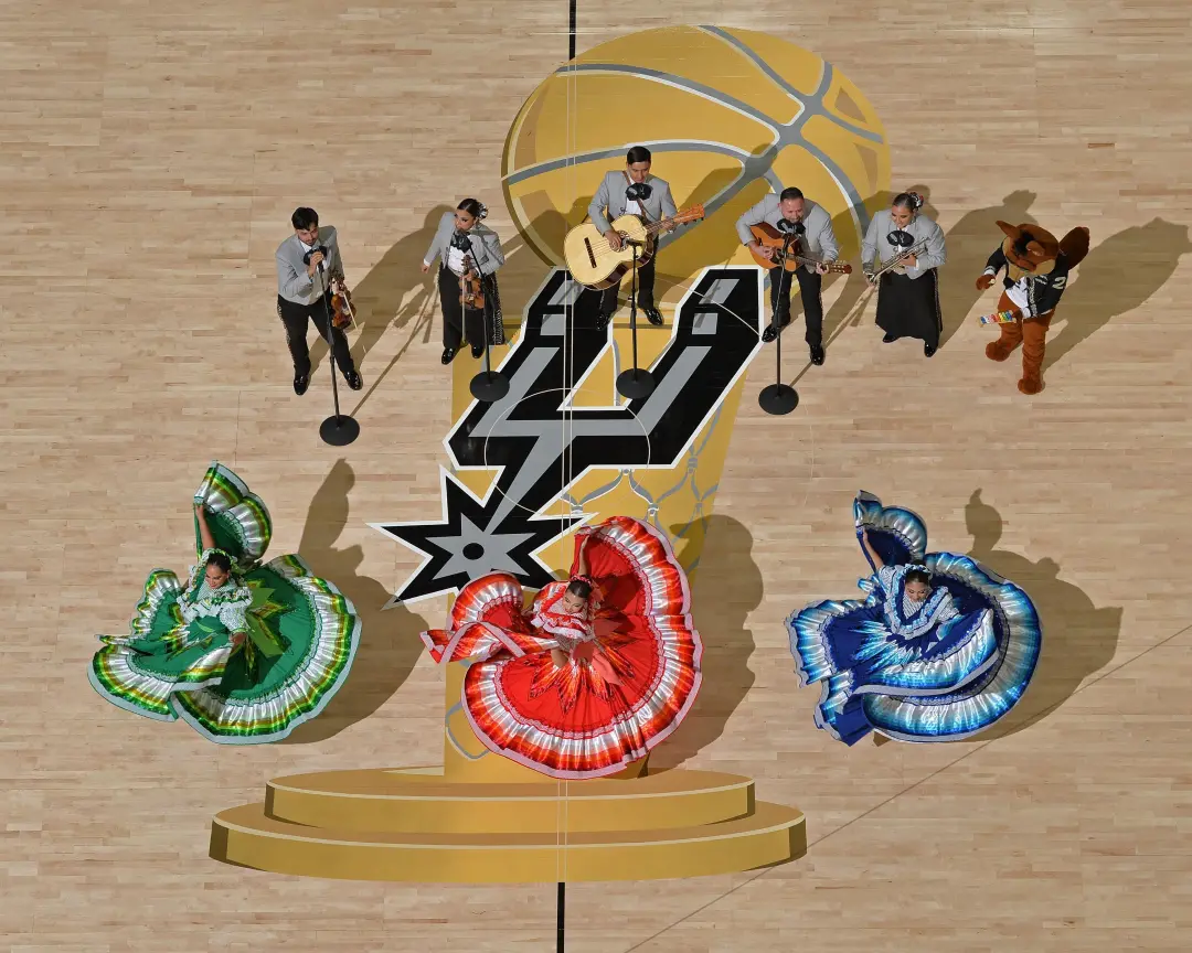 37 jogos em San Antonio na temporada dos Spurs, com temas e colecionáveis liberados pra galera. A procura subiu muito d…