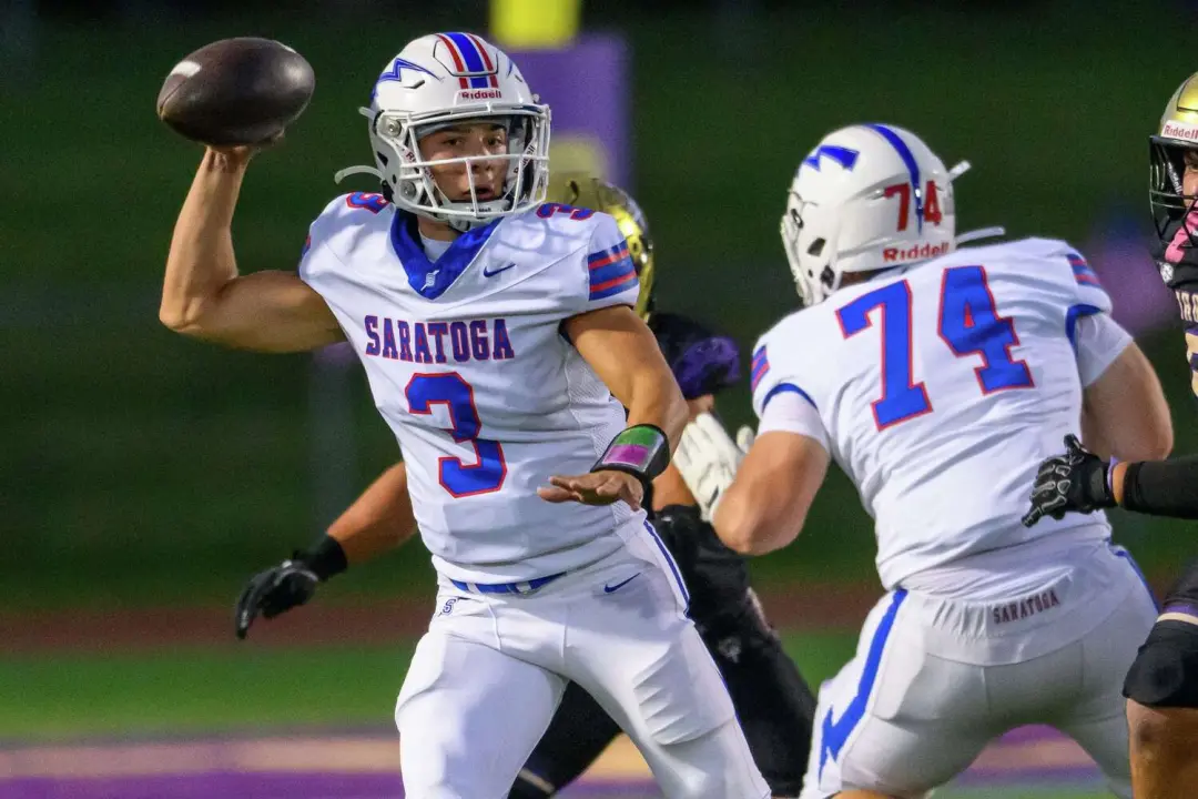 Bobby Morris, quarterback do time Blue Streaks de Saratoga Springs, se destacou não só no campo, mas também como líder …
