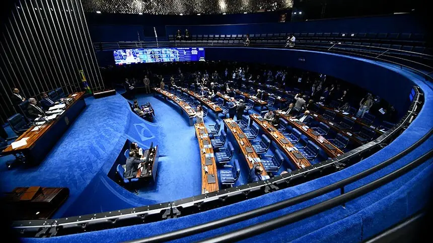 Mandato de senador dura oito anos, diferente dos quatro anos do presidente e deputado federal. Isso garante renovação g…
