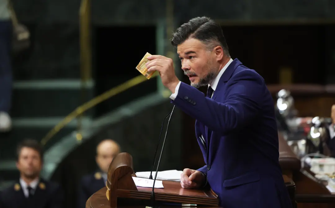 Feijóo pegou o telefone durante fala da ministra de Habitação, enquanto Rodríguez dizia gente ou buitres. A ressonância…