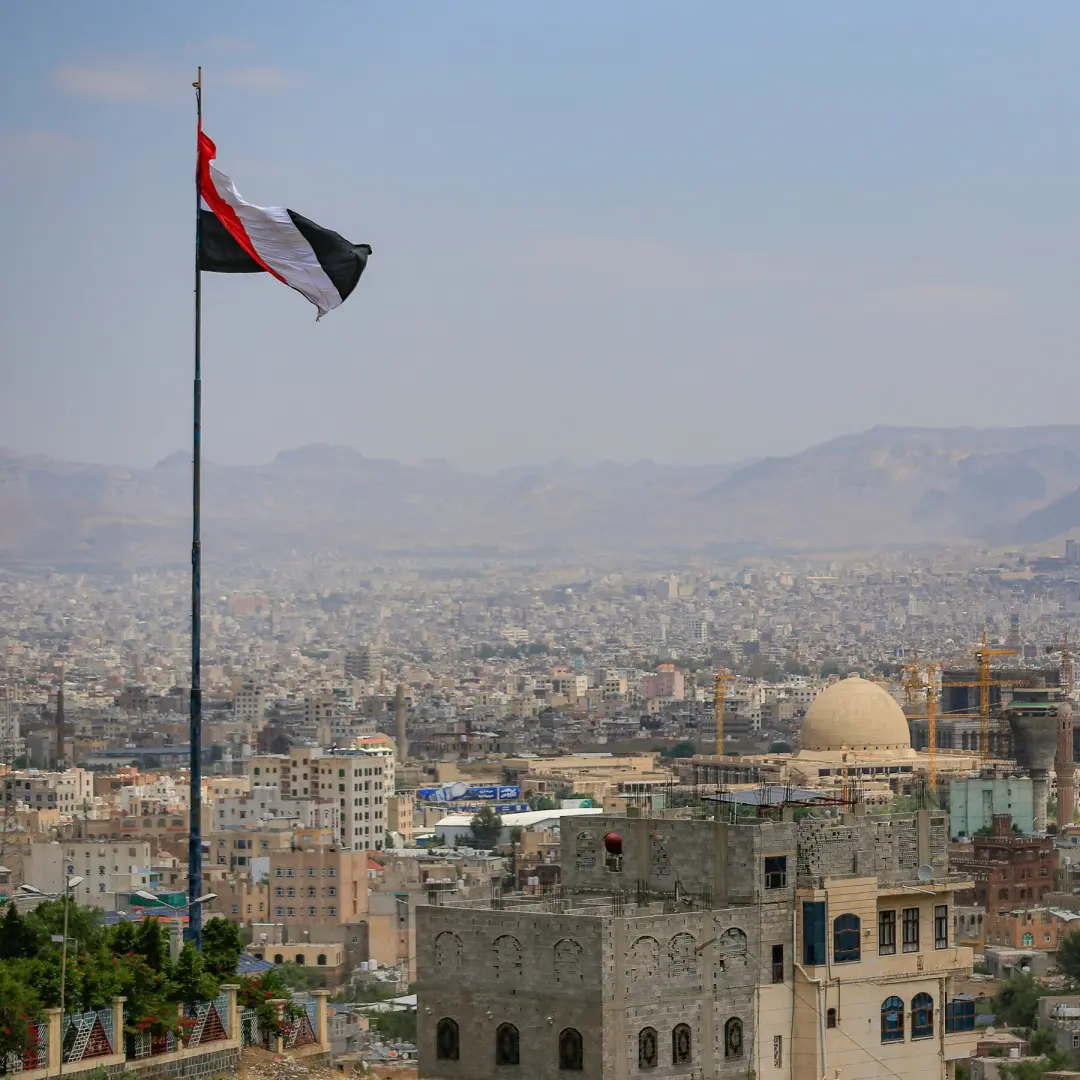 Sanaá foi bombardeada durante a noite e houve confrontos intensos em Taiz, uma das maiores cidades. Essa escalada na Iê…