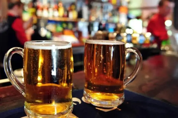TRE-CE proibiu venda de bebidas entre 8h e 18h no domingo para a eleição. A medida restringe bares e supermercados, por…