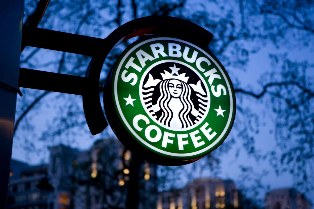 Starbucks abriu lojas em Urumqi, Xinjiang, na China, região sob críticas internacionais por direitos humanos. Essa expa…