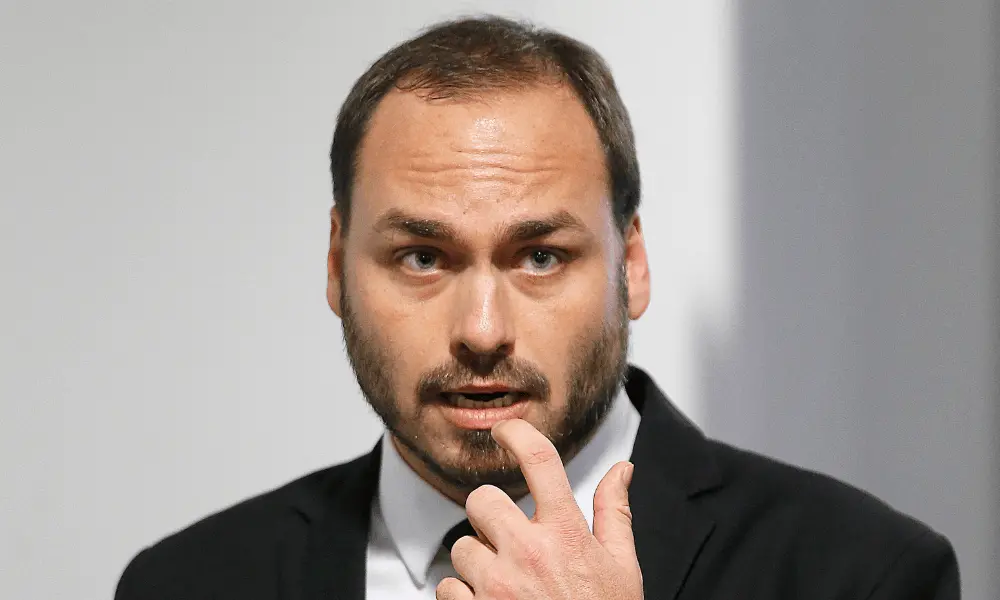 Carlos Bolsonaro está concorrendo a senador por Santa Catarina em 2026. Ele tem mais de duas décadas de carreira políti…