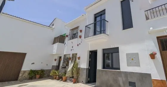 Málaga, na Espanha, teve um sorteio de duas casas por 10 euros; só uma delas, do número 000295, foi sorteada e vai para…