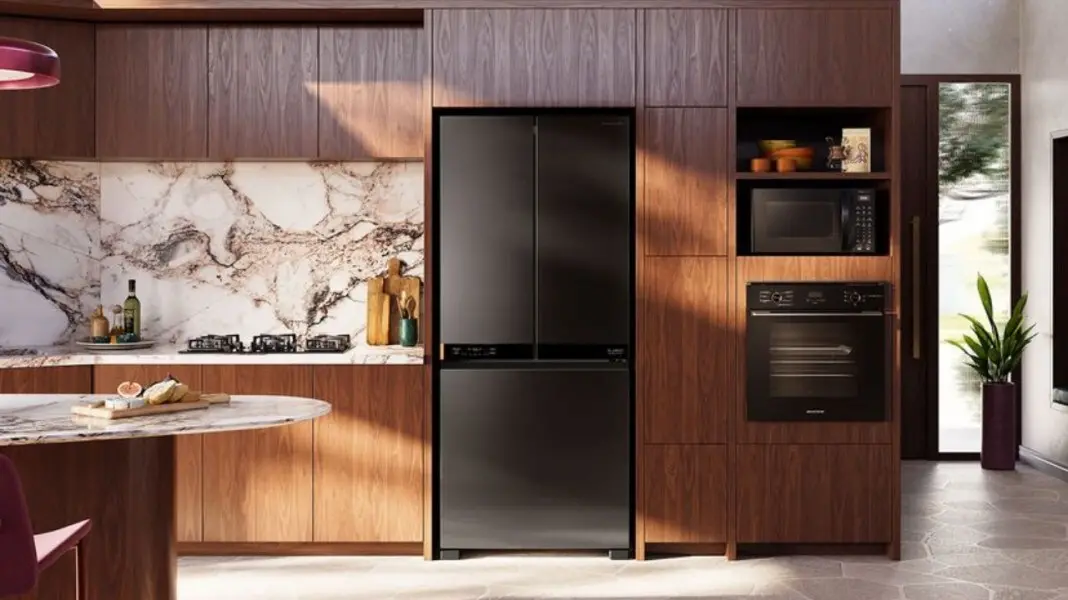 Geladeira da Brastemp, com IA, ajusta a temperatura sozinha e economiza até 25% de energia na CASACOR Rio. Tecnologia a…