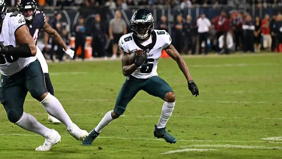 DeVonta Smith, recebedor do Philadelphia Eagles, tá com lesão na virilha e a expectativa é que ele não jogue contra o L…