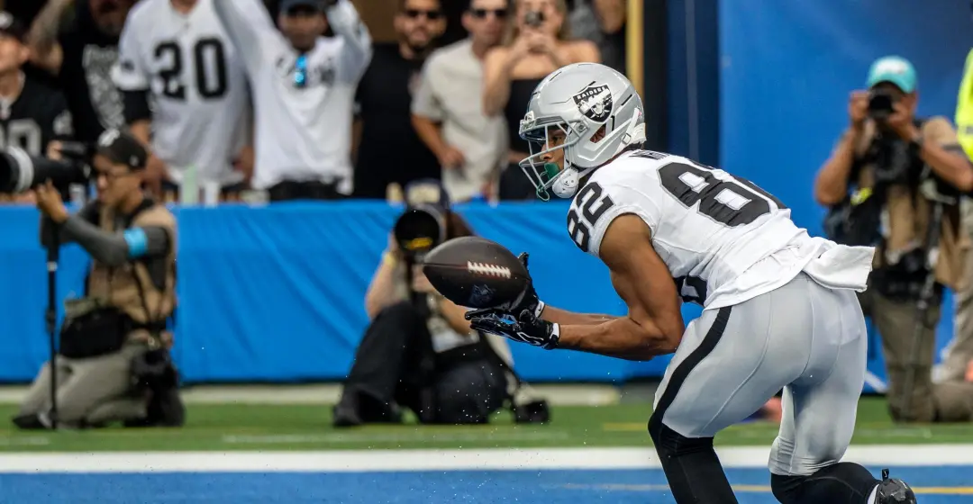 Cody White foi promovido para o time principal dos Raiders de Las Vegas. Três jogos como reserva, ele fez três recepcoe…