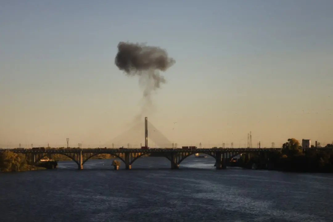 A ponte Sul de Kiev fechou por ataques russos, causando enormes congestionamentos na capital. É um cenário bem dramátic…