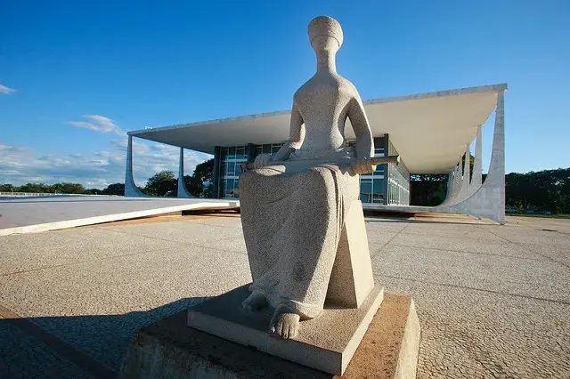 Ministra do TSE concedeu liminar para impedir a Globo de destacar púlpito vazio de Lula. Minuto depois, ministro do STF…