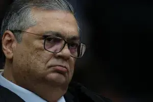 PT levou ao ministro Dino uma lista de fatos novos sobre suposta interferência estrangeira, citando dois casos de publi…