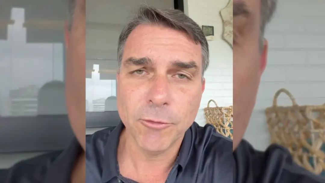 Flávio Bolsonaro disse que amigos no judiciário interferem nas eleições, citando o cancelamento do debate da Globo por …