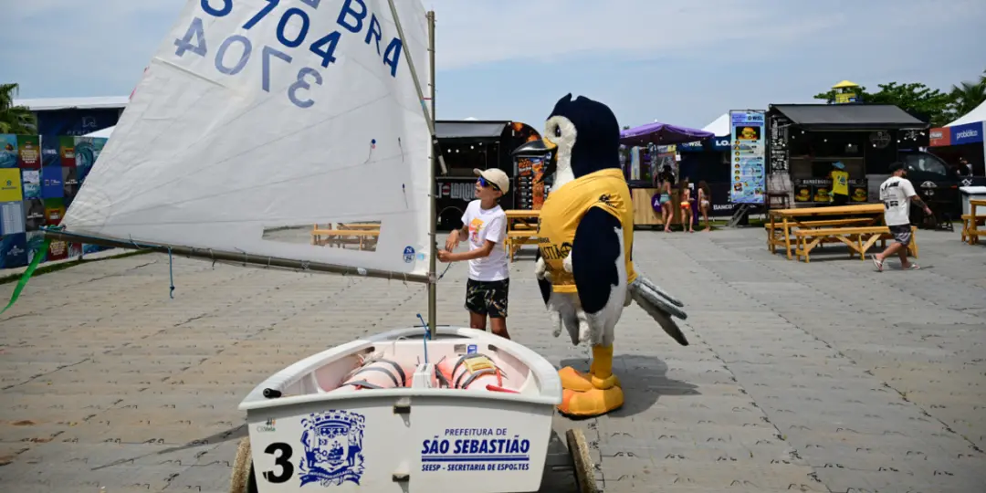 150 estudantes da rede pública de São Sebastião participaram de oficinas de surfe, skate, altinha, capoeira e vela dura…