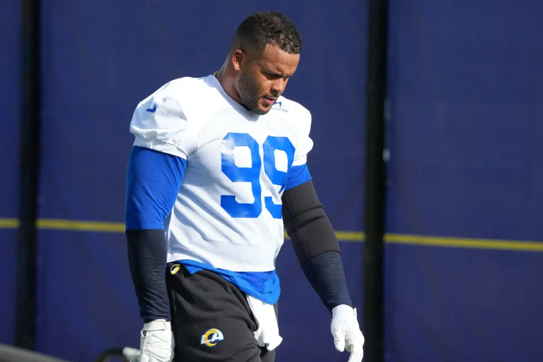 Aaron Donald vai perder o jogo de domingo contra os Eagles por lesão na lombar. A ausência dele, somada à de Myles Garr…