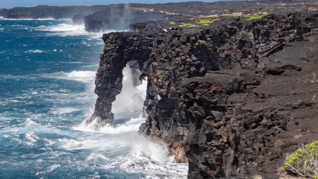O arco marinho Hōlei, com 550 anos, caiu no oceano no Parque Nacional de Vulcões do Havaí. Ver algo assim se desfazendo…