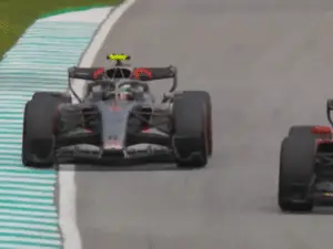 Bortoleto irritou Hamilton durante treino no GP do Bahrein, perguntando o que o piloto estava fazendo. É um lance de co…