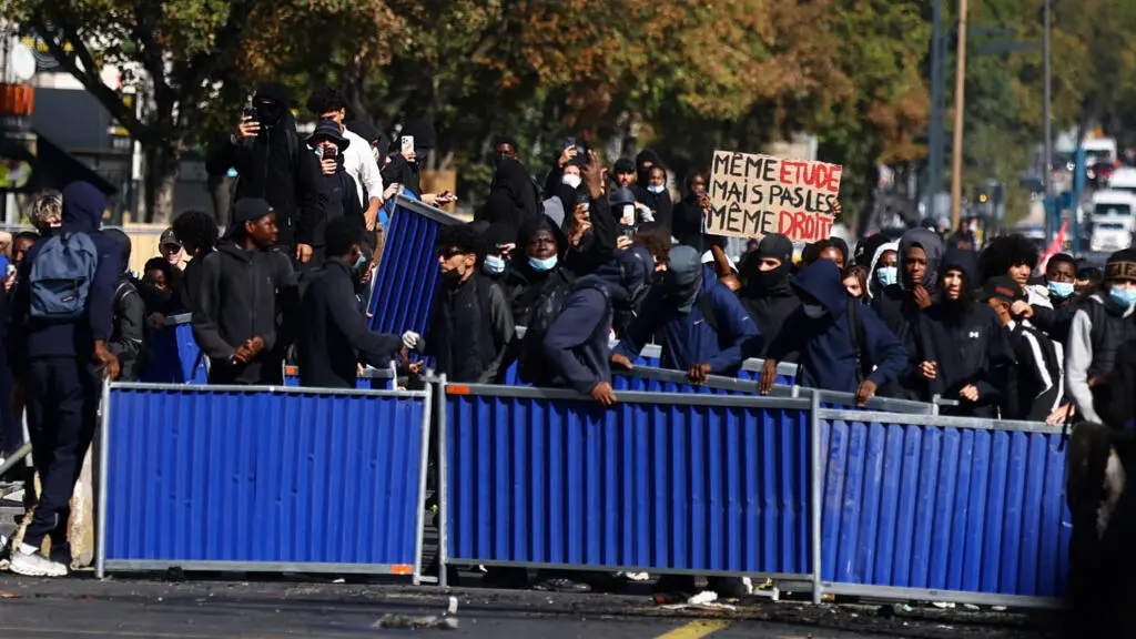 Centenas de protestos acontecendo na França, com cenas de violência como fogueiras em escolas e ataques a policiais. A …