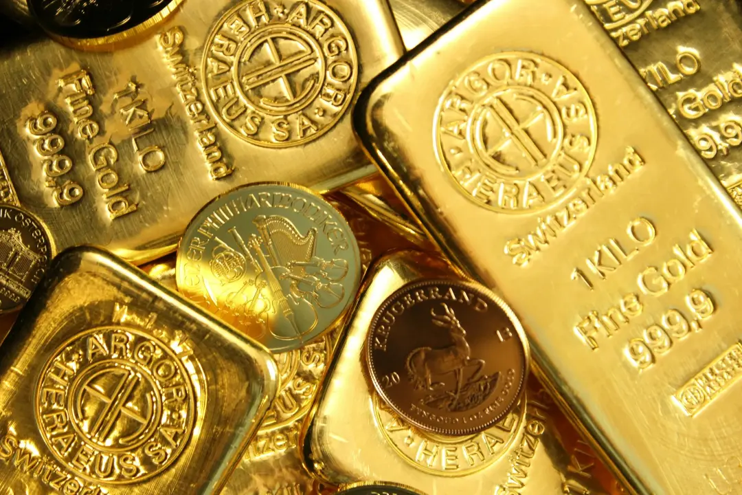 O ouro fechou em queda de 0,95% na Comex, quebrando quatro altas seguidas. A prata também recuou 1,24% na semana. A inc…