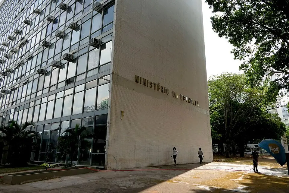 Setores de varejo enfrentam estrangulamento sistêmico por causa do choque de juros. Empresas que cresceram muito com cr…