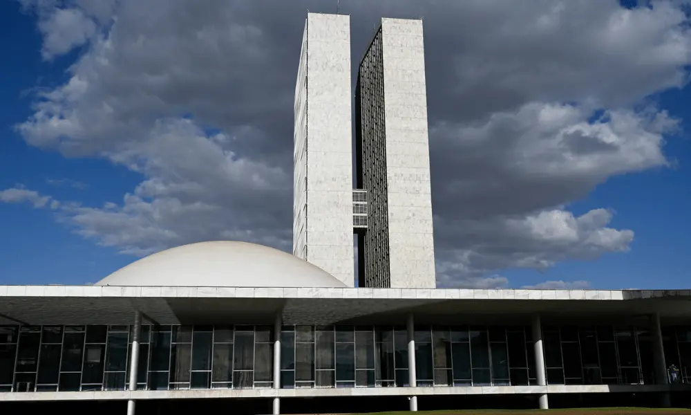 Renan Santos, coordenador do MBL, lança candidatura à presidência em 2026 pelo partido Missão. A movimentação mostra um…