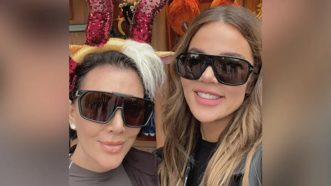 Kris Jenner, aos 70 anos, aparece em fotos de viagem em Xangai com Khloe Kardashian. Dizem que ela se parece exatamente…