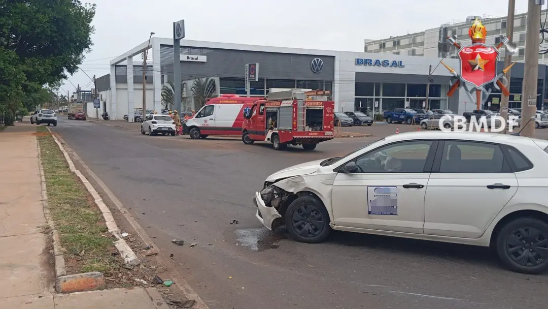 No Pistão Sul, em Taguatinga, uma colisão entre VW Polo Track e Chevrolet Onix resultou no encaminhamento de duas pesso…