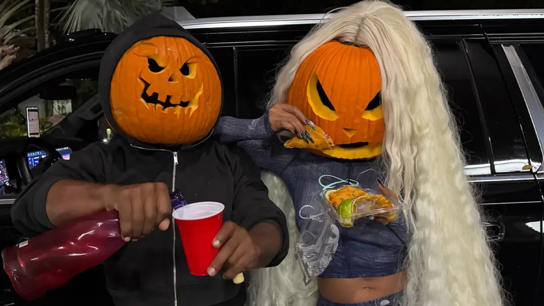 Megan Thee Stallion com sua cabeça de abóbora icônica para iniciar a temporada assustadora. Achei um charme a tradição …