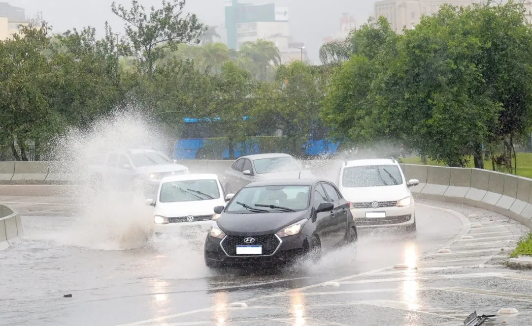 Frente fria chegando em Santa Catarina traz risco de vendavais pontuais entre sábado e domingo. O risco alto de danos e…