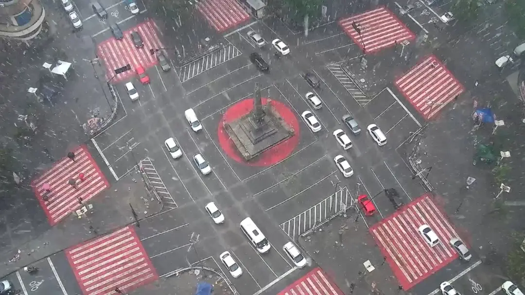 Praça Sete, em Belo Horizonte, recebeu granizo forte no meio da tarde. Acidentes por causa da chuva causaram interdiçõe…