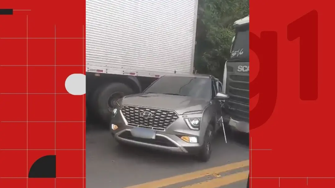 Rio Novo do Sul, no Sul do Espírito Santo, teve um acidente com quatro veículos na BR-101, onde um carro ficou preso en…