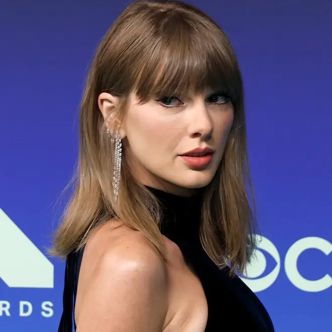 Taylor Swift estreou um cabelo curto com lob, dois meses depois de cortar o longo loiro. Esse visual mais curto traz um…