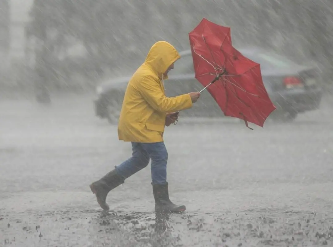 Temporais com rajadas de vento acima de 90 km/h e granizo grande atingem o Rio Grande do Sul neste sábado, entre tarde …