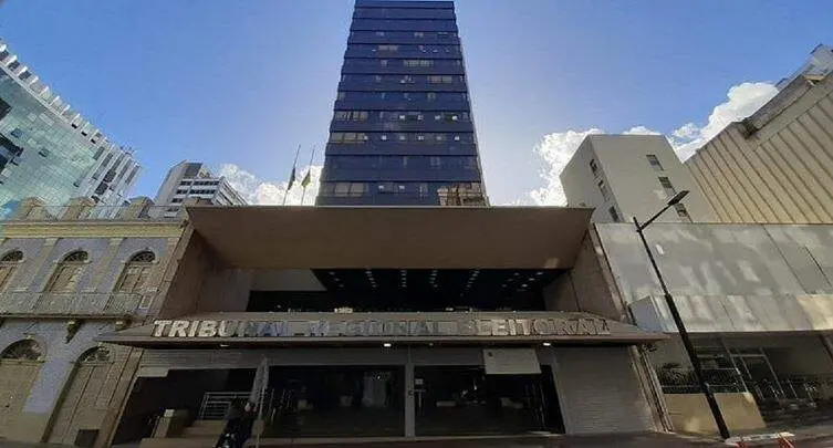 TRE-RS determinou a exclusão de vídeo onde candidato usou motosserra contra painel de Lula. A magistrada entendeu que o…