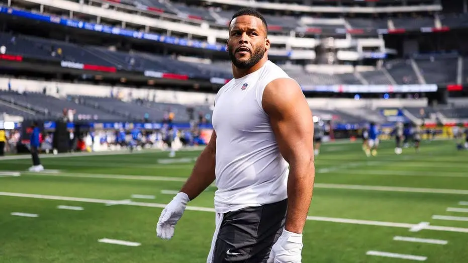 Aaron Donald não joga no jogo contra Eagles por dor nas costas. O técnico Sean McVay diz que é responsabilidade do time…
