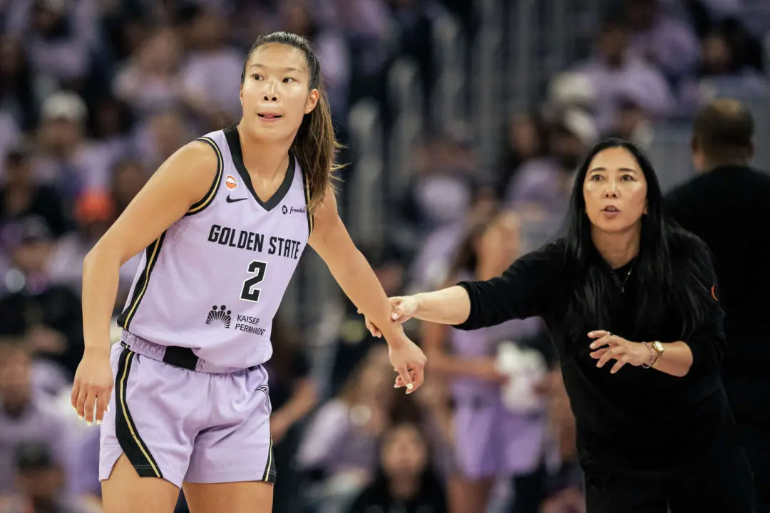 Natalie Nakase desabou durante a volta por cima em jogo 3 contra as Dallas Wings, faltando 1 minuto e 40 segundos. Ver …