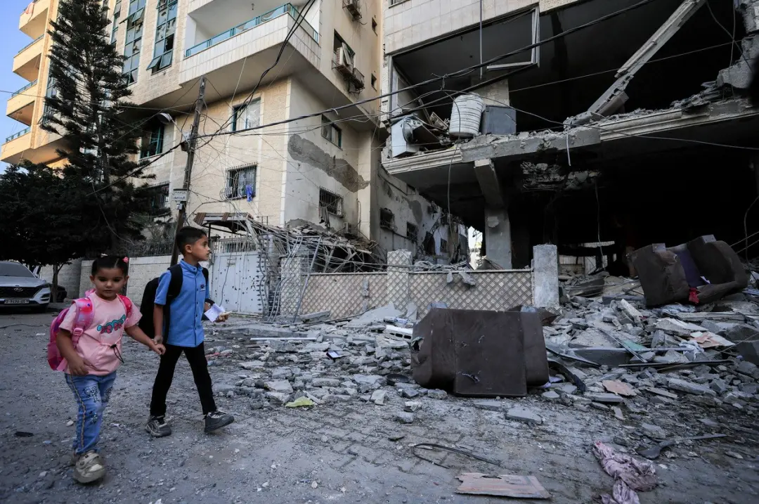 Cidade de Gaza registrou cinco mortes em ataque aéreo, incluindo mãe e filha cristãs. A destruição do prédio e os corpo…