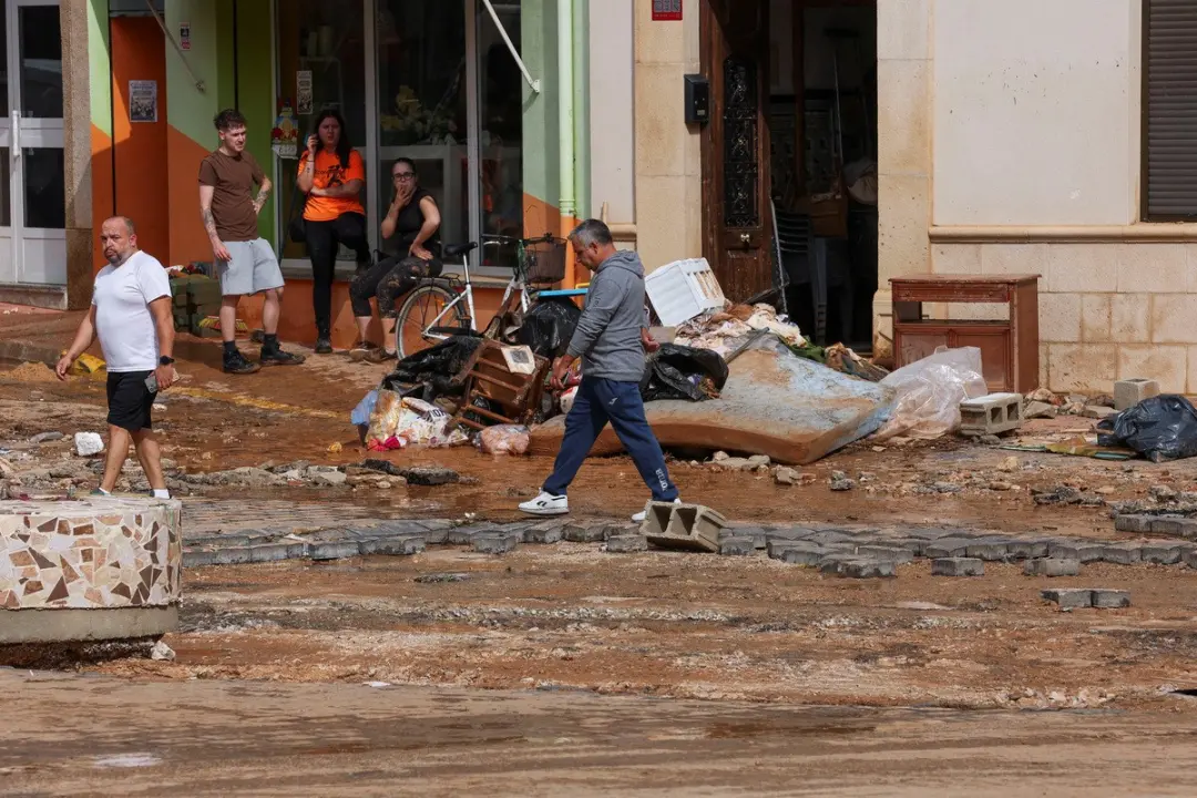 Madrigueras, Espanha, viu uma mulher de 102 anos falecer com as enchentes causadas pela chuva. A água subiu mais de um …