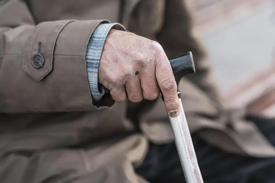 Vinte e nove milhões de brasileiros recebem aposentadoria ou pensão, e é importante saber que há direitos além do benef…
