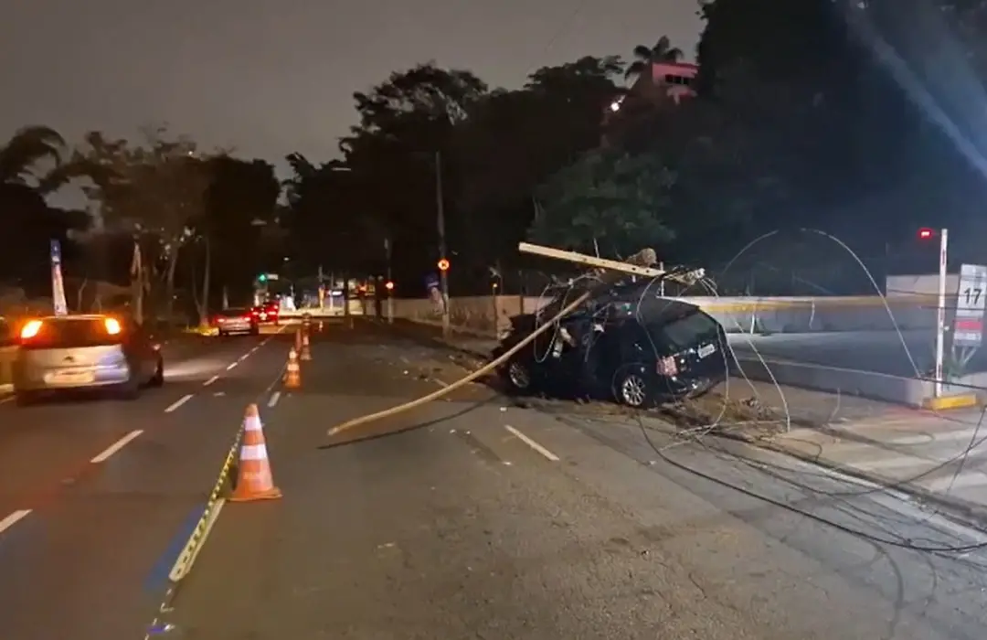 Osasco registrou um acidente na Rua Aurora Soares Barbosa, onde um motorista perdeu o controle e derrubou um poste, dei…