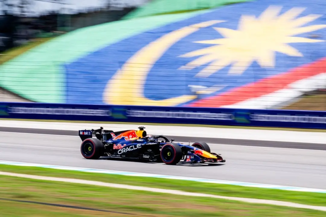 Max Verstappen comentou que o carro da Red Bull parecia feito de papel, citando a degradação de componentes como um pro…
