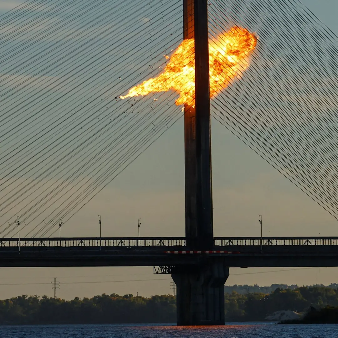Pontes de Kiev estão sendo alvo de ataques russos, fazendo parte de uma campanha de bombardeio na infraestrutura da cap…